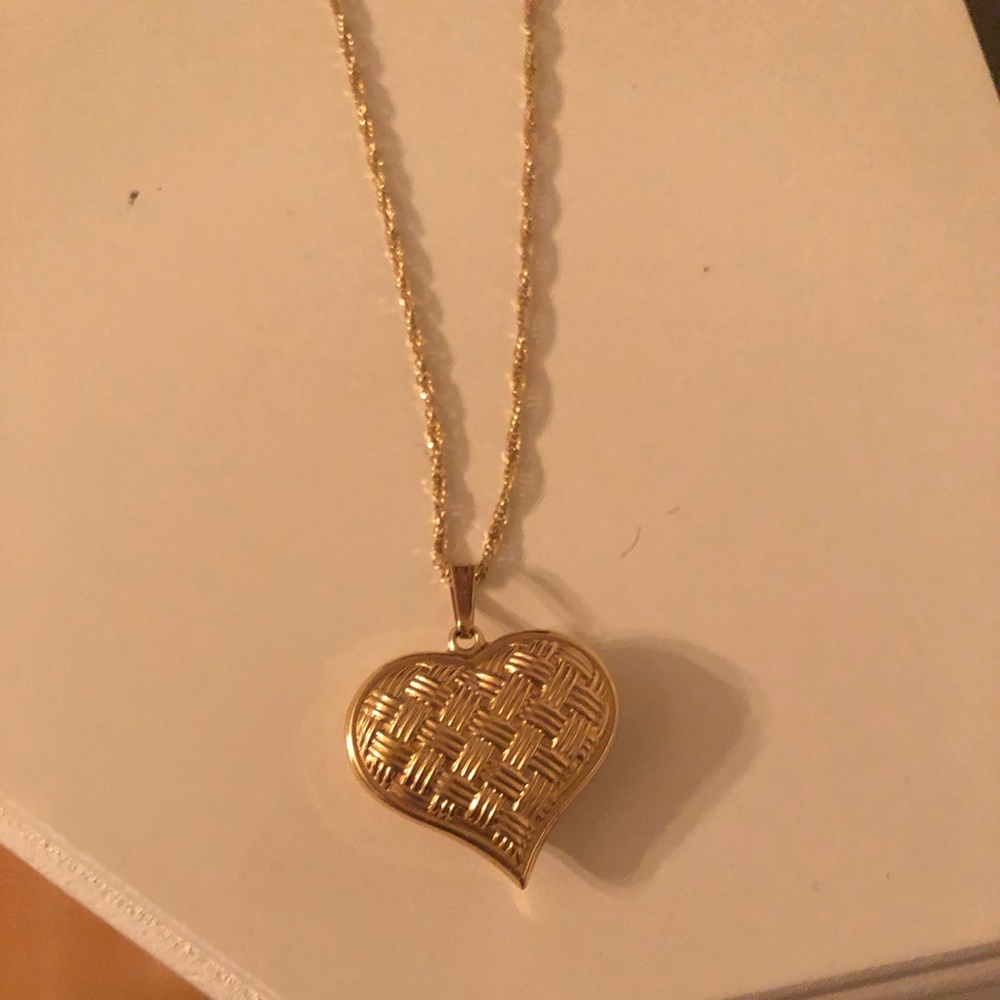 14 kt gold necklace with puffy heart